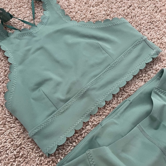 Green Activewear Set - Picture 2 of 3
